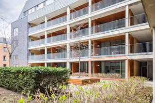 In het historische centrum van Leuven, op wandelafstand van winkels, horeca, scholen en faculteiten, bevindt zich dit aangename éénslaapkamerappartement in de verzorgde residentie Barbarahof.<br /><br />Het appartement geniet van een bijzonder rustige ligging aan de binnentuin van het gebouw en beschikt over een ruim, zonnig terras. De leefruimte met open keuken baadt in het licht dankzij een groot raampartij over de volledige breedte, met directe toegang tot het terras.<br /><br />Verder omvat het appartement een volwaardige slaapkamer, een badkamer met douche, lavabo en toilet, en een praktische bergruimte met aansluiting voor wasmachine en droogkast.<br /><br />Dankzij de uitstekende ligging en het aangename wooncomfort is dit appartement ideaal voor eigen bewoning, als uitvalsbasis voor studerende kinderen of als interessante investering.<br /><br />Een ruime kelderberging en fietsenstalling zijn inbegrepen. Er is bovendien de mogelijkheid tot aankoop van een ondergrondse autostaanplaats.<br /><br />Interesse? Contacteer ons voor meer info of een bezoek ter plaatse.