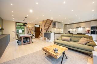 Rustig wonen in het groene Rommersheide, waar permanente bewoning is toegestaan?<br /><br />Deze woning is zeer rustig gelegen in het achterste deel van Rommersheide in Brecht. Dagelijkse boodschappen, een speeltuin, sportschool (tennis- en petanqueclub) bevinden zich in de nabije omgeving. Een ideale ligging voor wie rustig en groen wil wonen, met voorzieningen binnen handbereik.<br /><br />De woning heeft een bewoonbare oppervlakte van 112 m². Op het gelijkvloers bevinden zich een gezellige leefruimte met open keuken, een handige berging en een badkamer met toilet. De open indeling zorgt voor een aangename leefomgeving. Op de verdieping zijn er 2 slaapkamers en een apart toilet. <br /><br />Buiten geniet u van een ruime, groene tuin met overdekt terras en veel privacy. <br /><br />Voor de wagen zijn er een garage, carport en een parkeerplaats op de oprit.<br /><br />Met een EPC-label C voldoet de woning aan een goede energieprestatie en is er GEEN renovatieverplichting van toepassing.<br /><br />Troeven: <br />- Permanente bewoning toegestaan<br />- Zeer rustige ligging in het achterste deel van Rommersheide<br />- Kindvriendelijke omgeving<br />- Maximale privacy <br />- Aangesloten op het gasnet <br />- Ruim perceel met veel groen<br />- Mooie tuin met overdekt terras<br />- Garage en carport