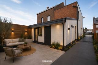 Op een uitstekende locatie te Beerzel bevindt zich deze te renoveren halfopen bebouwing met 2 slaapkamers en terras. De woning geniet van een centrale ligging met een goede bereikbaarheid kortbij het centrum van Beerzel met winkels, eet-en drankgelegenheden, scholen en het openbaar vervoer nabijgelegen.<br /><br />We betreden de woning via de inkomhal. Aangrenzend bevindt zich de leefruimte die u kan inrichten met een gezellige zithoek en een aparte eetplaats. De keuken is achteraan de woning gelegen en is uitgerust met de voornaamste toestellen. Van hieruit heeft u toegang tot het leuke terras met berging, waar u steeds in alle rust en privacy kan genieten van het mooie weer. Verder beschikt u op het gelijkvloers nog over een badkamer met lavabo, toilet en douchebad. Op de eerste verdieping geeft de nachthal ons toegang tot 2 ruime slaapkamers. <br /><br />U bent verplicht deze woning binnen de 6 jaar na aankoop grondig energetisch te renoveren tot minimum EPC-label D. <br /><br />Dit is een uitstekende opportuniteit als u op zoek bent naar een renovatieproject met 2 slaapkamers nabij het centrum van Beerzel. Contacteer ons voor meer informatie op 0479/47.09.61 of via info@boonstravastgoed.be.<br /><br />Bijzonderheden :<br />- 2 slaapkamers<br />- Veel potentieel<br />- Uitstekende ligging