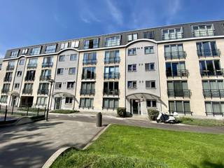 Compleet GEMEUBELD appartement op de 1ste verdieping. Gelegen op een aangename en rustige ligging met uitzicht op het groen aangelegde...