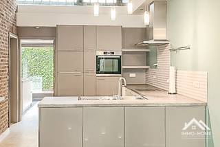 Deze karaktervolle woning in hartje Lokeren is momenteel opgedeeld in twee wooneenheden. Op het gelijkvloers is er een mooie studio ingericht, bestaande uit een ruime living met open keuken en een slaapkamer met on-suite badkamer. Een groot schuifraam biedt toegang tot een leuke stadstuin. In de twee verdiepingen erboven vinden we een mooi duplexappartement, bestaande uit een aangename en ruime leefkeuken (met toegang tot een ruim terras) en een gezellige living aan de straatkant. Tussenliggend is er voorzien in een apart toilet en een badkamer met een ligbad. De enige slaapkamer is ingericht op de bovenste verdieping, waar we ook een handige wasplaats terugvinden. Het gehele gebouw is recent gerenoveerd en perfect instapklaar. Bezoekdag: Bezoekdag 31/10: Inschrijven via mail naar tommy@immo-home.be, geen telefonische inschrijvingen! Volg ons op Fb en Insta. Voor meer info: www.immo-home.be. GRATIS SCHATTING &amp; GRATIS FINANCIEEL ADVIES