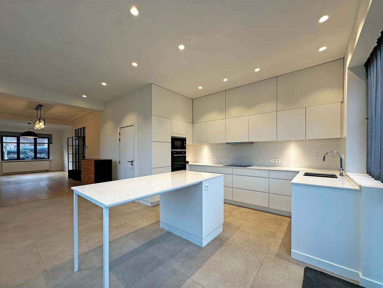 Huis met 4 slaapkamers, 2 badkamers en tuin te Wijnegem! - foto 4