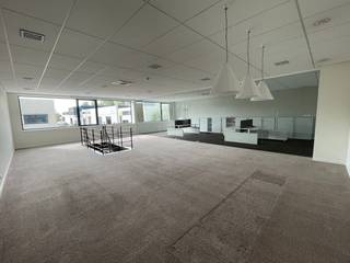 -UITZONDERLIJK AANBOD-Knap afgewerkte kantoor-/handelsruimte van 240 m² te huur op 't Walletje in Knokke.De kantoorruimte situeert zich op de...