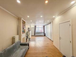 <p>Welkom in deze ruime woning aan de August Wautersstraat 17 te Temse.<br /><br />Met vier slaapkamers, drie badkamers en een EPC-label B, combineert deze woning hedendaags comfort met een gunstige ligging.<br /><br />Op het gelijkvloers vindt u een ruime woonkamer met een extra kamer en badkamer met aparte toilet. De eerste verdieping verwelkomt u met een lichtrijke leefruimte en een volledig uitgeruste keuken. Via deze verdieping bereikt u ook het gezellige terras, ideaal om buiten te ontspannen. <br /><br />Op de bovenste verdiepingen bevinden zich maar liefst vier slaapkamers, perfect voor een groot gezin of wie graag een bureau of hobbykamer voorziet. Bovendien beschikt de woning over twee moderne badkamers en twee aparte toiletten – optimaal voor comfort en privacy.<br /><br />Dankzij het EPC B-label en de recente verbeteringen is dit huis helemaal klaar voor de toekomst.<br /><br />Bent u op zoek naar ruimte, comfort én een ideale ligging? Dan is dit een unieke kans!<br />Interesse of wenst u een bezoek te plannen? Contacteer Ilhan Atmaca via ilhan@cornelis-partners of bel 0489 27 20 72.</p>