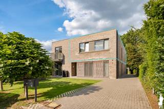 <p><strong>Lichtrijk 2-slaapkamerappartement met epc A, terras en zeer ruime garagebox in hartje Heide</strong></p>
<p>Op een <strong>absolute toplocatie in het centrum van Heide</strong> bevindt zich dit lichtrijke en verzorgde appartement op de eerste verdieping. De open leefruimte met grote raampartijen vormt samen met de keuken een aangenaam geheel en sluit rechtstreeks aan op het <strong>ruime terras met groen uitzicht</strong>. Met <strong>2 slaapkamers, een praktische berging/wasplaats en een uitzonderlijk ruime garagebox</strong> beschikt het appartement over alle troeven voor comfortabel wonen op wandelafstand van het centrum.</p>
<p><strong>Eerste verdieping<br /></strong>- Inkomhal met <strong>gastentoilet met handenwasser<br /></strong>- Lichtrijke en open leefruimte met grote raampartijen en een aangenaam zicht op het omliggende groen<br />- Rechtstreekse toegang vanuit de leefruimte tot het <strong>terras<br /></strong>- Open keuken met <strong>royaal kookeiland</strong> en geïntegreerde toestellen, waaronder keramische kookplaat, combi-oven, koelkast, dampkap en vaatwasser<br /><strong>- 2 volwaardige slaapkamers<br /></strong>- Verzorgde badkamer met <strong>inloopdouche, dubbel lavabomeubel en buitenraam<br /></strong>- Praktische <strong>berging/wasplaats<br /></strong>- Tegelvloer in de leefruimtes en laminaat in de slaapkamers</p>
<p><strong>Terras<br /></strong>- Ruim terras afgewerkt in <strong>hardhout<br /></strong>- Rechtstreeks toegankelijk vanuit de leefruimte<br />- Aangenaam <strong>uitzicht op het omliggende groen<br /></strong>- Voldoende ruimte voor een gezellige zit- of eethoek</p>
<p><strong>Garage en berging<br /></strong><strong>- Zeer ruime privatieve garagebox</strong> inbegrepen<br />- Voorzien van een <strong>automatische sectionaalpoort<br /></strong>- Bijkomende bergruimte beschikbaar in de gemeenschappelijke kelder</p>
<p><strong>Bijzonderheden<br /></strong>- <strong>Absolute toplocatie in het centrum van Heide<br /></strong>- <strong>2 slaapkamers<br /></strong>- Lichtrijke open leefruimte met grote raampartijen<br />- Ruim terras met <strong>groen uitzicht<br /></strong>- Zeer ruime garagebox inbegrepen<br />- Aluminium ramen met <strong>triple beglazing<br /></strong>- Verwarming op aardgas via radiatoren<br />- <strong>3 zonnepanelen</strong> ten behoeve van het appartement<br />- Ventilatie D-systeem<br />- Videofoon<br />- Praktische berging/wasplaats<br />- Kleinschalig gebouw <strong>zonder lift<br /></strong>- Rustig appartement met een aangenaam wooncomfort</p>
<p><strong>Ligging</strong></p>
<p>Gelegen aan de <strong>Wilgendreef in Kalmthout-Heide</strong>, op een bijzonder centrale locatie met het centrum letterlijk binnen handbereik. Winkels, horeca, dagelijkse voorzieningen en het <strong>station van Heide</strong> bevinden zich op wandelafstand. Tegelijkertijd zorgen het vele omliggende groen en de nabijheid van de <strong>Kalmthoutse Heide</strong> voor een aangename combinatie van centraal en groen wonen.</p>
<p><strong>Een verzorgd en lichtrijk appartement dat een topligging in Heide combineert met 2 slaapkamers, een groen terras en een bijzonder ruime garagebox.</strong></p>
<p>Bewoonbare opp. 99,60 m² ref.: bruto vloeropp. volgens plannen</p>