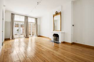 <p>Beautiful duplex occupying the first and second floors of a prestigious building in the heart of the city. The apartment is directly accessible by lift. Its spacious layout, quality materials and stylish staircase immediately catch the eye. Thanks to the large windows, the apartment enjoys abundant natural light.</p>
<p>The first floor comprises a spacious living area, with room for both a cosy sitting area and a full-sized dining room, finished with beautiful authentic flooring. From the living area and kitchen, you have access to the spacious, sunny terrace. The fully equipped kitchen includes an oven, microwave, induction hob and dishwasher.</p>
<p>The second floor features a spacious master bedroom with dressing room and a luxuriously finished bathroom. In addition, there are two full-sized bedrooms and a second, fully equipped bathroom.</p>
<p>Authentic features, such as the ornamental fireplaces and library area, give this property additional character.</p>
<p>A double parking space is included in the rent, as well as a private cellar and access to the communal bicycle storage.</p>
<p>The communal charges amount to €100 per month. In addition, a monthly advance of €350 is charged for water, heating and electricity consumption.</p>