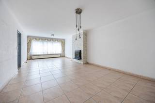 Indeling<br />U betreedt het appartement via een centrale inkomhal die doorgang geeft aan de meeste ruimtes in het appartement. Vooraan is er de woonkamer (34m²) met aanpalend de keuken (8,50m²), hierlangs komt u op het terras aan de voorzijde. Centraal bevindt zich de badkamer en een polyvalente ruimte (zonder buitenraam) van 8,50m². Deze ruimte is ideaal voor een home office of walk-in dressing room. Tot slot situeren de twee slaapkamers (16m² en 11m²) zich achteraan het appartement en kan u via de tweede kamer een fijn terras betreden. <br />Bij dit appartement hoort de privatieve kelder nr. 2 en u heeft de mogelijkheid een garagebox aan te kopen aan € 25.000. Deze laatste bevindt zich op de Ruggeveldlaan 718.<br /><br />Ligging<br />De ligging is een echte troef. Voor de deur stopt tram 5 (momenteel omgedoopt tot tram A9), die u in slechts 20 minuten naar het historisch hart van Antwerpen brengt. Het eigendom ligt op een wandelafstand van de Bremweide, het Ertbruggebos, Park Groot Schijn en het Rivierenhof. Verder vindt u verschillende winkels, apotheek, horeca… binnen handbereik!<br /><br />Pluspunten:<br />-Overal dubbele HR beglazing <br />-Dak is geïsoleerd<br />-In te richten naar eigen smaak <br />-Uiterst centrale locatie <br /><br />Klinkt dit als uw toekomstige thuis? Bel dan snel naar One vastgoed via 03 360 85 30!