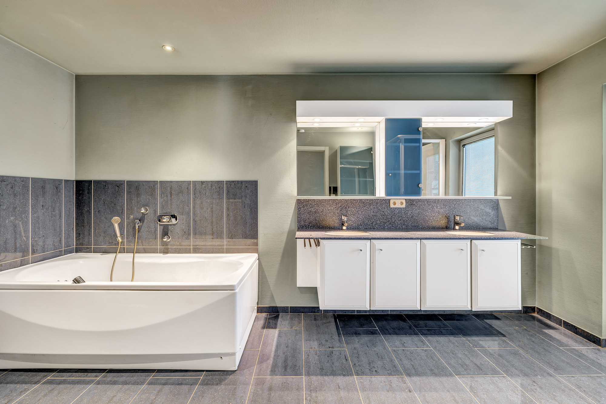 Unieke architectenwoning vlakbij het centrum van Roeselare - foto 3