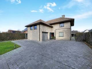 Instapklare villa op 822 m² in een rustige buurt, bestaande uit een inkomhal met vestiaire en gastentoilet, lichtrijke leefruimte met eet- en...