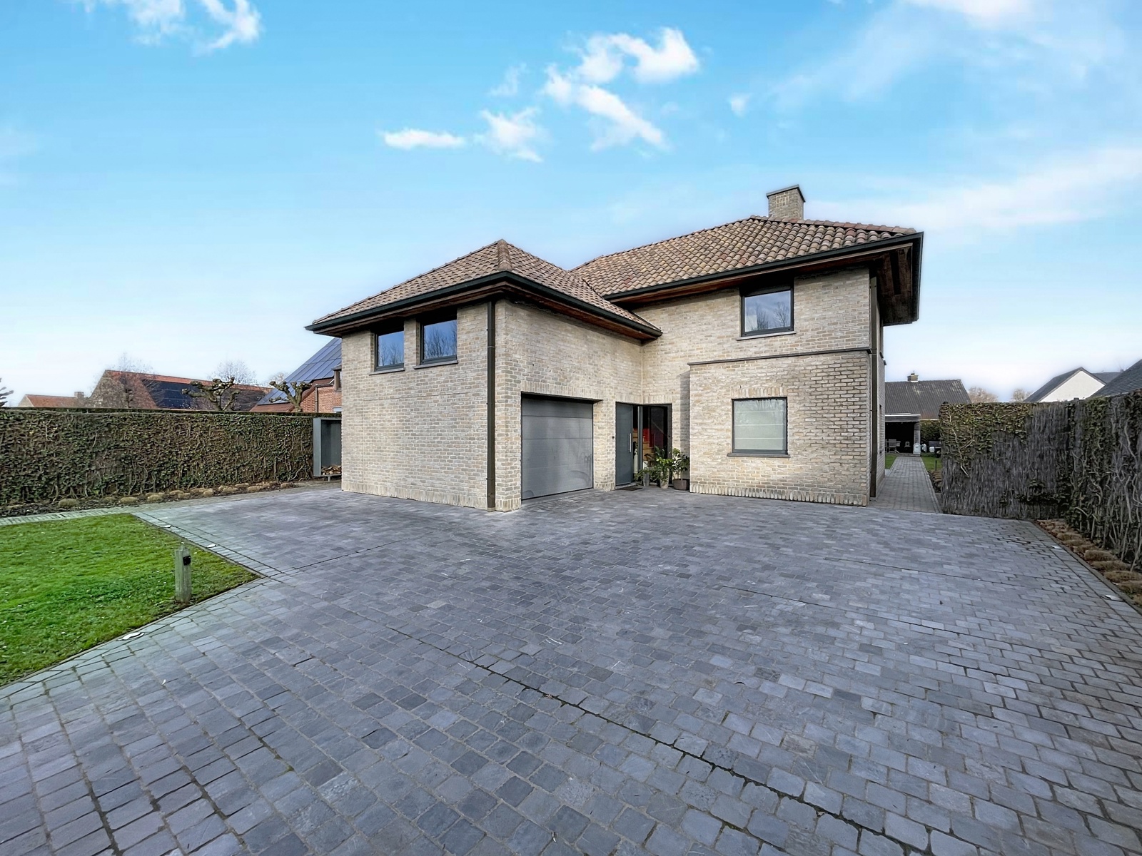 Prachtige villa met 4 slpks, garage en tuin met zwemvijver - foto 2