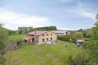 Instapklare en veelzijdige boerderij met ijssalon, kinderboerderij en uitbreidingsmogelijkheden te Damme<br /><br />Droom je van een bruisende zelfstandige activiteit op een toplocatie in het polderlandschap van Damme? Deze unieke hoeve combineert wonen, landbouw en een draaiende ijsverkoop met een bewezen concept. Met alle nodige vergunningen reeds op zak (horeca, kinderboerderij én vergunning voor 105 koeien) start je hier meteen jouw droomproject op.<br /><br />Indeling & Infrastructuur (Totale opp. gebouwen: 857 m²)<br /><br />1. Het Woonhuis<br />Gelijkvloers: Ruime living (52 m²) met een geïnstalleerde keuken, badkamer (5 m²) voorzien van bad, toilet en lavabo, en een berging (28 m²).<br /><br />Eerste verdieping: Drie volwaardige slaapkamers (16 m², 15 m² en 15 m²), berging.<br /><br />2. Handelspand 'De Ijshoeve'<br />Winkelruimte: Sfeervolle verbruiks- en winkelruimte (50 m²).<br /><br />Atelier / Werkplaats: Volledig ingerichte werkplaats (37 m²) inclusief inbouw-diepvries en frigo.<br /><br />Exterieur: Zonnig terras, buitenspeeltuin en ruime bezoekersparking voor minstens 20 auto's.<br />In de buurt van veel knooppuntroutes.<br /><br />3. Agrarische & Logistieke Gebouwen<br /><br />Loods: Multifunctionele loods/garage van 300 m², ideaal voor opslag of wagenpark.<br /><br />Stal: Indrukwekkende stal (24 m x 42 m) met actieve vergunning voor het houden van 105 koeien.<br /><br />Landbouwgrond: Omheind perceel en gronden met een totale oppervlakte van 10.491 m².<br /><br />Zonnepanelen (48) : totaalvermogen 10,8 kwp<br /><br />Warmtepomp met lucht<br /><br />Extra perceel (Kinderspeeltuin, parking & landbouwgrond)<br /><br />Spreid je investering:<br />Het bijhorende perceel van kan worden aangekocht met een uitgestelde betaling van 5 jaar. Dit geeft je als ondernemer de financiële ademruimte om de zaak op te starten, te doen groeien en het bijkomende perceel pas op termijn af te rekenen.<br /><br /><br />Bestuursmaatregelen in het maatregelenregister: nee