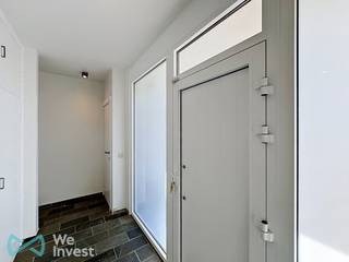 <p>Gelegen in een rustige en gegeerde residentiële wijk van <span>Rixensart</span><span>, vlak bij het centrum, de winkels en op slechts enkele minuten van het station, biedt deze volledig gerenoveerde woning een ideale woonomgeving die comfort en bereikbaarheid combineert.</span></p>
<p>De woning beschikt over drie slaapkamers en één badkamer en werd volledig van binnen gerenoveerd. Vandaag biedt ze moderne, lichtrijke en aangename leefruimtes. Daarnaast geniet de woning van een mooie tuin, een garage en een parkeerplaats voor de garage.</p>
<p>Een bijzonder interessant element: er zijn momenteel belangrijke werken aan de gang om de energieprestaties van de woning aanzienlijk te verbeteren. Het dak wordt volledig vernieuwd en geïsoleerd, er worden zonnepanelen geplaatst en ook een laadpaal voor elektrische voertuigen wordt voorzien. Deze werken zouden rond juni afgerond moeten zijn.</p>
<p>De woning beschikt momenteel over een <span><b>EPC-score E</b></span><span> (20260414043846, 365 kWh/m²/jaar en 55.461 kWh/jaar), die na de werken zal verbeteren naar een </span><span><b>EPC C</b></span><span>, wat zorgt voor meer comfort en een geoptimaliseerd energieverbruik vanaf de start van de huur.</span></p>
<p><b>Huurprijs: €1.750 + €50 kosten</b></p>
<p>Een zeldzame opportuniteit in een kwalitatieve omgeving, zeker een bezoek waard.</p>