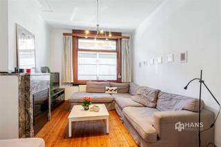 <p><span>In een rustige eenrichtingsstraat, vlakbij het centrum van Mortsel, bevindt zich deze uitzonderlijk ruime woning. Dankzij de centrale ligging geniet je van een uitgebreid aanbod aan scholen, winkels en openbaar vervoer op wandelafstand.</span></p><p><span>Met een bewoonbare oppervlakte van maar liefst 380 m² biedt deze woning een zee aan ruimte en mogelijkheden. Met vijf slaapkamers, twee badkamers en een inpandige garage van 40 m² is dit de ideale gezinswoning, maar ook perfect voor zelfstandigen of wie nood heeft aan extra opslag- of werkruimte. Het pand verkeert in goede staat en beschikt over een solide basis met een geïsoleerd dak en ramen met dubbele beglazing in goede staat.</span></p><p><span>Bij het binnenkomen in de inkom- en traphal word je meteen verrast door het ruimtegevoel. Aan de rechterzijde van het gelijkvloers bevindt zich vooraan de gezellige leefruimte (29 m²), die overgaat in de open, volledig uitgeruste leefkeuken (34 m²). Achteraan vormt de indrukwekkende veranda van maar liefst 40 m² een absolute blikvanger — een heerlijke plek om het hele jaar door te genieten van het zicht op de weelderige, zuidoost-georiënteerde tuin van 235 m².</span></p><p><span>De linkerzijde van het gelijkvloers herbergt de inpandige garage met atelier/werkplaats (5 m²), een apart gastentoilet, een technische ruimte en een praktische wasplaats (7 m²).</span></p><p><span>Op de eerste verdieping bevinden zich vooraan twee ruime slaapkamers van telkens 17 m². Verder vind je hier nog een polyvalente (hobby)ruimte van 15 m², een berging van 8 m² en een eerste badkamer (5 m²) met douchecabine, toilet en dubbele lavabo.</span></p><p><span>De masterbedroom van 21 m² vormt een echte troef, met een aangrenzende dressing (6 m²) met ingemaakte kasten en toegang tot een gezellig terras (7 m²). Daarnaast beschikt de woning over een bijzonder ruime tweede badkamer van maar liefst 24 m², die dankzij de lichtkoepel baadt in natuurlijk licht. Ze is voorzien van twee lavabo’s, een bubbelbad, douche en extra ingebouwde kasten. Een praktisch detail: via een wasluik komt je was rechtstreeks in de onderliggende wasplaats terecht.</span></p><p><span>De bovenverdieping vervolledigt het geheel met nog twee slaapkamers van 8 m² en 17 m².</span></p><p><span>Tot slot beschikt de woning over twee kelders van 17 m² en 29 m², ideaal als extra opslagruimte.</span></p><p><span>Ben je op zoek naar een uitzonderlijk ruime woning met tal van mogelijkheden op een centrale ligging? Mis deze kans niet! Bewoonbare opp. 380 m² – ref.: bruto vloeropp. Voor meer info of een gratis schatting surf naar </span><span><span>www.hansimmo.be</span></span></p><p><span> </span></p>