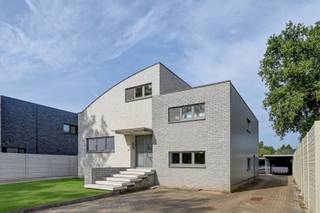 Ben je op zoek naar een ruime, energievriendelijke kangoeroewoning?<br />Dan is dit huis in Boekt in de Borghgravelaan vast iets voor u.<br />Het is gelegen op een perceel van ongeveer 9 are en er zijn 3 carports buiten.<br />Het huis heeft in totaal 6 slaapkamers, 3 badkamers, 2 volledig uitgeruste keukens en 1 kitchenette.<br />Om te kijken hoe dit allemaal ingedeeld is, nodig ik u graag uit tot een bezoek.<br />Extra troeven: regenwaterput van 10.000 liter, zonnepanelen, gescheiden riolering, kelder<br /><br />Bel gerust op het nummer 0491 15 30 43 of mail naar hallo@nielsvastgoed.be en ik help je graag verder.