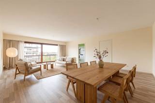 <p><span>Op een rustige en centrale locatie aan de Nieuwdreef in Merksem bevindt zich dit verzorgde appartement van maar liefst 104 m². Je woont hier op wandelafstand van winkels, scholen, openbaar vervoer en diverse buurtvoorzieningen. Voor wie graag geniet van groen en ontspanning liggen zowel het Runcvoortpark als verschillende wandel- en fietsroutes vlakbij. Bovendien geniet je van een vlotte verbinding naar Antwerpen-centrum, de Ring en de belangrijkste invalswegen. </span></p><p><span>De ruime living met een parketlaminaat geniet van veel natuurlijke lichtinval en biedt rechtstreeks toegang tot het aangename terras welk is voorzien van een zonnetent.</span></p><p><span>De ingerichte keuken beschikt over een keramische kookplaat, dampkap, oven, vaatwasser, koelkast en een gezellige eethoek met tafel en stoelen. Daarnaast is er een praktische wasberging met een HR-condensatieketel.</span></p><p><span>Verder telt het appartement 2 ruime slaapkamers en een comfortabele badkamer uitgerust met zowel een ligbad als een douche.</span></p><p><span>Een extra troef is de privatieve parkeerplaats (parking 4), waardoor je steeds verzekerd bent van een parkeerplek.</span></p><p><span>Troeven:</span></p><ul><li><span>Bewoonbare oppervlakte van 104 m² </span></li><li><span>Terras van 15 m² met zonnetent </span></li><li><span>2 ruime slaapkamers </span></li><li><span>Badkamer met bad én douche </span></li><li><span>Grote wasberging </span></li><li><span>Recente HR-ketel / EPC B = energiezuinig</span></li><li><span>Privatieve parkeerplaats inbegrepen </span></li><li><span>Rustige en centrale ligging </span></li></ul><p><span> </span></p><p><span>Een ideaal appartement voor wie op zoek is naar ruimte, comfort en een uitstekende bereikbaarheid.</span></p>