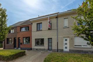 <p>Deze woning in de Edward Claessenslaan 44 beschikt over drie slaapkamer en een aangename zuidgerichte tuin.</p>
<p><strong>Er werden al heel wat renovaties uitgevoerd.</strong> De water- en gasleidingen zijn vernieuwd, de woning beschikt over een recente keuken en badkamer en ook het dak werd vernieuwd en geïsoleerd.</p>
<p>Op het <strong>gelijkvloers</strong> bevindt zich de inkomhal, woonkamer, eetkamer, keuken, badkamer en ruime bergruimte. De <strong>eerste verdieping</strong> telt een nachthal en twee ruime slaapkamers. Op de <strong>tweede verdieping </strong>bevindt zich de derde slaapkamer.</p>
<p>Enkele <strong>troeven</strong> op een rij:<br />- Asbestveilig<br />- geen renvatieplicht (EPC C)<br />- Dak vernieuwd en geïsoleerd<br />- Gas- en waterleidingen vernieuwd<br />- Aangename omgeving</p>
<p>Een degelijke woning met drie slaapkamers, een zuidgerichte tuin en heel wat belangrijke renovaties achter de rug - <strong>must visit.</strong></p>
<p>Plan jouw bezoek in via 0492 83 88 19 of jarno@groepvanhaute.be.</p>