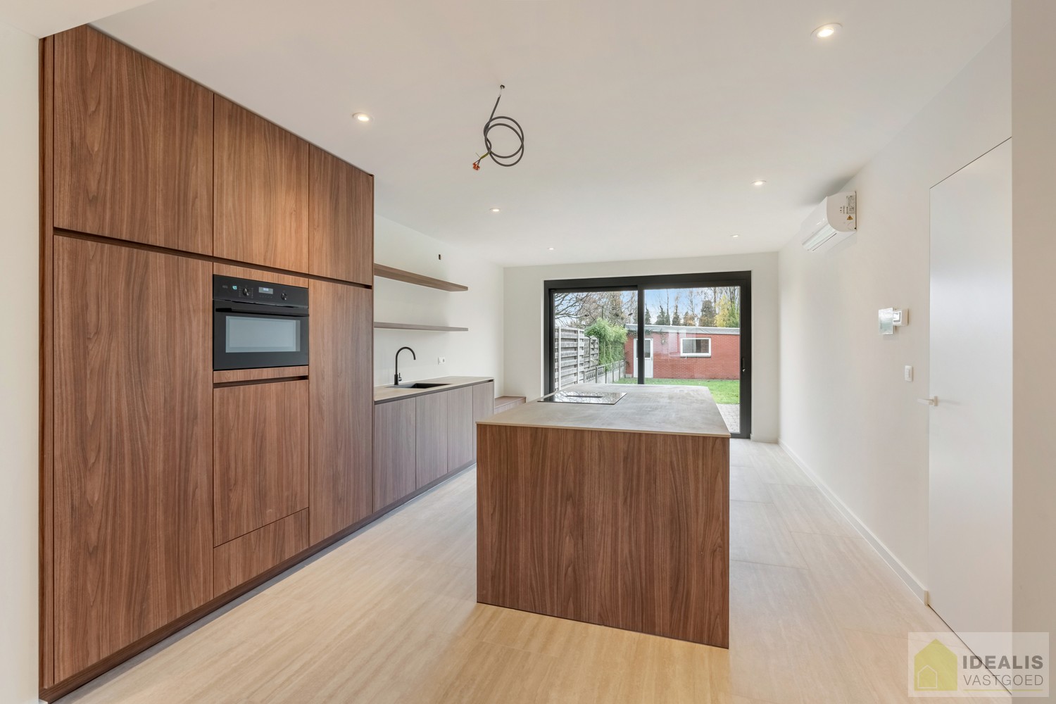 IDEALIS VASTGOED – Schitterend volledig vernieuwde woning (+- 220m²) met een heerlijke open leefruimte, 3 ruime slaapkamers, luxueuze badkamer, ruime wasplaats op een fijn zuid georiënteerd perceel! Dit heerlijke huis bevindt zich op een knap perceel van - foto 3