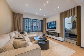 ent u op zoek naar een charmante woning in Burcht?<br />Lees hier dan zeker even verder!<br /><br />Het EPC, de goede staat van deze woning en de grote tuin/terras zijn de pluspunten die we hier terug vinden.<br /><br />GLVL: langs de inkomhal (4m²) met mooie glazen deur, komen we terecht in de aangename leefruimte met lichtrijke, open keuken, die samen 34m² groot zijn. <br /><br />Via het schuifraam krijgen we toegang tot de enorme buitenruimte van maar liefst (34m²)<br />Tuin of terras? U kiest !<br /><br />De knusse badkamer (3m²) beschikt over een douche, een enkele wastafel en een toilet.<br /><br />1steV: hier vinden we 2 slaapkamers (9m² en 7m²) met een ruime nachthal (12m²) waar plaats is voor een dressing of een leeshoek<br /><br />2deV: via de vlizotrap bereiken we de zolder (15m²) waar reeds een raam aanwezig is, indien dit ook gebruikt zou worden als extra slaapkamer<br /><br />Bent u nieuwsgierig en komt u graag eens kijken ?<br />Contacteer dan nu uw makelaar voor een bezichtiging !