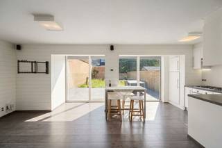 Deze aangename studio bevindt zich op de benedenverdieping van een kleinschalige residentie in Blankenberge. Dankzij de centrale ligging bevinden winkels, horecazaken en de Zeedijk zich allemaal op korte wandelafstand.<br /><br />Bij het betreden van de studio komt u terecht in de lichtrijke leefruimte, die aansluit op de open keuken. Vanuit de leefruimte en keuken heeft u rechtstreeks zicht op het ruime terras en de bijhorende tuin.<br /><br />Verder beschikt de studio over een verzorgde badkamer met douchecabine.<br /><br />Dankzij de praktische indeling, de aangename buitenruimte en de ligging in Blankenberge is deze studio een interessante keuze als tweede verblijf of investering aan de kust.<br /><br />Aarzel niet en plan vandaag nog uw bezoek aan deze aangename studio!<br /><br />