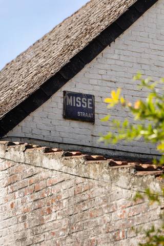 In de rustige en groene Missestraat in Duffel vinden we op nummer 64 deze charmante hoeve, gelegen tussen de centrumkernen van Duffel, Lint en Lier. Een bijzondere plek met een rijke geschiedenis, die jarenlang in handen was van dezelfde familie en vandaag klaar is voor een nieuw hoofdstuk.
De woning is toe aan renovatie, maar biedt dankzij haar ligging, oppervlakte en indeling bijzonder veel potentieel. De hoeve beschikt over bijna 300 m² bewoonbare oppervlakte en werd ingericht als tweewoonst. Het voorste gedeelte omvat een leefruimte, keuken, wasplaats, badkamer en slaapkamer. Het achterste deel beschikt over een ruime leefruimte met open keuken, badkamer, toilet en vier slaapkamers. Daarnaast zijn er twee bergruimtes met zolder, de voormalige stallen.
Het perceel waarop de woning staat heeft een oppervlakte van 1.375 m² en is gelegen in woongebied met landelijk karakter. Achteraan strekt zich maar liefst 14.241 m² landbouwgrond uit. Vandaag worden deze gronden gebruikt voor de begrazing van paarden en schapen, maar de combinatie biedt tal van mogelijkheden, steeds mits de nodige vergunningen en goedkeuringen.
Denk aan een ruime gezinswoning, kangoeroewoning, hobby- of handelsruimte, zorgboerderij, kleinschalig landbouwproject of het herstellen van de hoeve in haar oorspronkelijke glorie.
Ook qua ligging zit u hier uitstekend: rustig en groen, vlak bij de Babbelbeekse Beemden en toch met een vlotte verbinding naar Duffel, Lier, Mechelen en Antwerpen.