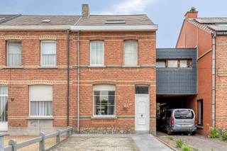 <p><span>AANGENAME GEZINSWONING MET 4 SLAAPKAMERS, LEUKE TUIN EN TERRAS OP 2A 55CA.</span></p><p><span>Gelegen in het centrum van het Ruisbroek. Scholen, station, lokale winkels, ... zijn bereikbaar binnen wandelafstand.</span></p><p><span>Vlotte bereikbaarheid dankzij de nabijheid van de N16 en A12.</span></p><p><span>Het gezellig huis heeft een karaktervolle gevel en beschikt o.a. over een conforme elektrische installatie en condensatieketel op gas.</span></p><p><span> </span></p><p><span>Gelijkvloers: Inkomhal / aangename leefruimte met eetplaats en salon / goed uitgeruste keuken met </span><span>koelkast, oven, microgolfoven, gas kookplaat en vaatwasser (16 m²) </span><span> / bergplaats - wasplaats /</span></p><p><span>badkamer met wastafel en ligbad met douchestang / multifunctionele ruimte geschikt als bureau, bijkomende slaapkamer, ...</span></p><p><span>1ste verd.: Nachthal / 2 slaapkamers (4,65 x 3,75m; 3,65 x 2,85m)</span></p><p><span>2de verd.: Grote slaapkamer (28 m²)</span></p><p><span>Tuin - terras met noord-westelijke oriëntatie / Ruim tuinhuis.</span></p><p><span>Uitweg achteraan perceel / Oprit met parkeermogelijkheid.</span></p>