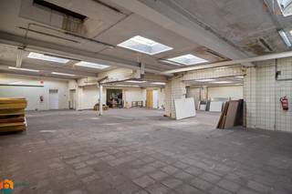 Op een goede locatie te Beerzel bevindt zich dit ruim magazijn van 227 m², met aangrenzend nog extra opbergruimte van 136 m². U bevindt zich...