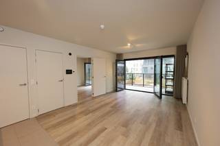 Deze stijlvolle en moderne serviceflat bevindt zich in het gloednieuwe Residentie O'Sea, een luxueus complex op een toplocatie, vlakbij de Zeedijk. De flat beschikt over 1 ruime slaapkamer en een prachtig zonnig terras, perfect voor wie houdt van rust en zon. De ideale plek om van het uitzicht en de nabijheid van het strand te genieten, terwijl u toch alle comfort van een moderne woning heeft.<br />Kenmerken:<br />1 slaapkamer met voldoende ruimte voor een comfortabel bed en kastruimte.<br />Zonnig terras waar u kunt genieten van de buitenlucht en het milde klimaat.<br />Moderne keuken met hoogwaardige inbouwapparatuur.<br />Luxe badkamer met een ruime inloopdouche en hedendaagse afwerkingen.<br />Servicefaciliteiten zoals huishoudelijke hulp, 24/7 zorg beschikbaar indien nodig, en een gemeenschappelijke lounge.<br />Gelegen nabij de Zeedijk, ideaal voor lange wandelingen langs het strand en nabij lokale winkels, restaurants en openbaar vervoer.<br />Residentie O'Sea biedt een perfecte balans tussen luxe en praktische dienstverlening, waardoor deze serviceflat niet alleen comfortabel, maar ook uiterst praktisch is voor wie op zoek is naar zorgeloos wonen aan zee.