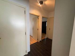 Dit instapklare appartement is ideaal voor wie comfortabel wil wonen op een centrale locatie in Hasselt. Dankzij de ligging midden in het centrum bevinden winkels, scholen, horeca en openbaar vervoer zich op korte afstand.<br /><br />Het appartement beschikt over twee slaapkamers, een aangename leefruimte en een terras. Wie een appartement wil huren in Hasselt en belang hecht aan een centrale ligging en praktisch wooncomfort, vindt hier een mooie combinatie.<br /><br />Verdiep +2<br />- Inkomhal<br />- Lichtrijke leefruimte<br />- Keuken<br />- 2 slaapkamers<br />- Badkamer<br />- Apart toilet<br />- Terras<br /><br />Verdiep -1<br />- Kelderberging<br /><br />Troeven:<br />- Instapklaar appartement<br />- 2 slaapkamers<br />- Terras<br />- Gelegen in het centrum van Hasselt<br />- Winkels en voorzieningen vlakbij<br />- Nabij scholen<br />- Goede verbinding met het openbaar vervoer<br />- Centrale en vlot bereikbare ligging<br /><br />Dit vastgoed te huur in Hasselt is bijzonder interessant voor wie centraal wil wonen met alle dagelijkse voorzieningen binnen handbereik. Door de combinatie van twee slaapkamers, een terras en de ligging in het centrum is dit een aantrekkelijke verhuur in Hasselt<br /><br />De snelste manier om een bezoek te brengen aan deze woning? Vraag je bezoek aan via de rode knop op onze website (www.dewaele.com).<br /><br />Telefonisch kunnen er geen afspraken gemaakt worden. Bij andere vragen kun je ons telefonisch contacteren via 011 30 50 50.<br /><br />Tot binnenkort<br /><br />Deze AI-visualisaties zijn bedoeld als inspiratie. Er werd geen rekening gehouden met technische specificaties, stedenbouwkundige voorschriften of de concrete mogelijkheden tot realisatie.