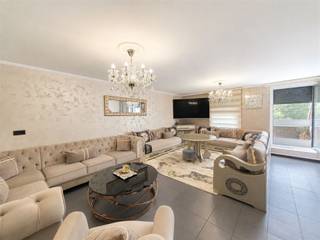 <p><span>Duplex dakappartement met 2 slaapkamers en terras </span></p><p><span>Op de derde verdieping bevindt zich dit ruime, frisse en uitstekend onderhouden duplex dakappartement. De woning heeft een aangename indeling, veel praktische bergruimte en verschillende belangrijke vernieuwingen die reeds werden uitgevoerd. Hierdoor geniet u vanaf de eerste dag van hedendaags wooncomfort.</span></p><p><span>Bij het binnenkomen bevindt zich links het gastentoilet. Rechts is er een praktische ruimte die uitstekend dienst kan doen als vestiaire. De inkomhal leidt naar de ruime en lichtrijke woonkamer. Vanuit de woonkamer heeft u rechtstreeks toegang tot het terras, een aangename buitenruimte waar u in alle rust kunt genieten.</span></p><p><span>Links van de woonkamer bevindt zich de royale keuken. Deze werd ongeveer vijf jaar geleden volledig vernieuwd en is uitgerust met kwalitatieve toestellen, veel kastruimte en een ruim werkblad. Aansluitend is er een handige berging en technische ruimte met aansluitingen voor een wasmachine en droogkast. Ook voor het opbergen van voorraad, huishoudelijke benodigdheden en andere spullen is hier voldoende plaats.</span></p><p><span>Op de bovenverdieping bevinden zich twee volwaardige slaapkamers. De badkamer is uitgerust met een ligbad en biedt alle nodige comfort. Dankzij de duplexindeling zijn het woon- en slaapgedeelte mooi van elkaar gescheiden, wat zorgt voor extra rust en privacy.</span></p><p><span>De voorbije jaren werden al verschillende belangrijke investeringen gedaan. Zo werd niet alleen de keuken vernieuwd, maar werden er ook nieuwe ramen met vliegenramen geplaatst. Daarnaast werden de verwarmingsinstallatie en de gasketel vernieuwd. De kwaliteitsvolle gasketel van Vaillant vormt een duidelijke meerwaarde voor het appartement.</span></p><p><span>Troeven van het appartement</span></p><ul><li><span>Ruim en lichtrijk duplexappartement</span></li><li><span>Gelegen op de derde verdieping</span></li><li><span>Twee volwaardige slaapkamers</span></li><li><span>Aangenaam terras, bereikbaar via de woonkamer</span></li><li><span>Vernieuwde, ruime keuken met kwalitatieve toestellen</span></li><li><span>Nieuwe ramen met vliegenramen</span></li><li><span>Vernieuwde verwarmingsinstallatie</span></li><li><span>Recente Vaillant-gasketel</span></li><li><span>Praktische vestiaireruimte aan de inkom</span></li><li><span>Afzonderlijk gastentoilet</span></li><li><span>Berging en technische ruimte</span></li><li><span>Plaats en aansluitingen voor wasmachine en droogkast</span></li><li><span>Veel opbergruimte</span></li><li><span>Fris, verzorgd en instapklaar</span></li></ul><p><span>Een ideaal appartement voor wie op zoek is naar ruimte, comfort en een aangename buitenruimte, zonder onmiddellijk grote renovatiewerken te moeten uitvoeren. Absoluut een bezoek waard!</span></p>