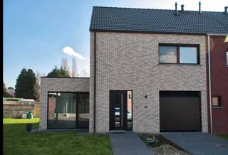 Recente energiezuinige woning (halfopen bebouwing) met een inpandige garage, zuidgerichte tuin met ruim terras en waterput van 10000 literGebouwd met...