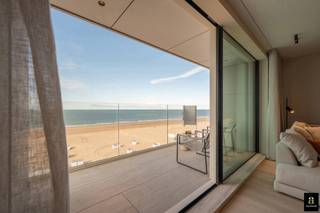 Prachtig appartement met ruim terras vooraan op het beste stukje Zeedijk te Zoute.Mogelijkheid tot aankoop van een ruime garagebox onder het...