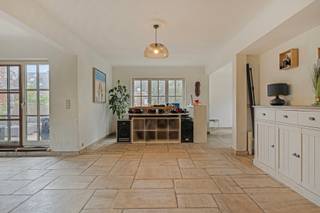 Très grand appartement de 335 m², réparti sur 3 étages, au coeur de Kortenberg, à proximité des supermarchés, des transports publics et des...