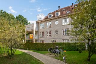<p>Hoekappartement met twee slaapkamers en terras gelegen op de eerste verdieping van de residentie<span> </span>“Augustijnenpark<strong>”.<br /><br /></strong>Indeling en omschrijving:</p>
<p>Het appartement omvat een inkomhal met gastentoilet, die toegang geeft tot de eerste slaapkamer. Aansluitend bevindt zich de badkamer, uitgerust met een ligbad met douchemogelijkheid en een lavabo met meubel. Daarnaast ligt de tweede slaapkamer. Via de hal bereikt u de ruime en lichtrijke leefruimte. Onderweg bevindt zich aan de rechterzijde een praktische bergplaats. De leefkamer vormt samen met de geïntegreerde keuken een aangename open leefruimte. De keuken is ingericht met een dubbele spoelbak, oven, keramische kookplaat en praktische boven- en onderkasten. Een absolute troef van het appartement is het ruime, doorlopende terras. Dit is rechtstreeks bereikbaar vanuit de leefkamer en biedt een aangenaam uitzicht.</p>
<p>In het ondergrondse complex beschikt het appartement tevens over een private kelderruimte en een ondergrondse autostaanplaats. Zowel de autostaanplaats als de kelder zijn inbegrepen in de verkoopprijs.</p>
<p><span>Extra info: instapklaar I EPC 131 kWh/ (m² jaar) label B I infoplicht: in aanvraag I watertoets: P-score: B I G-score: A.</span></p>