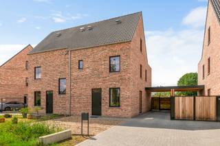<p><span>De Beukendreef 1C bevindt zich in Wortel, een rustige deelgemeente van Hoogstraten. De omgeving combineert het beste van twee werelden: wonen in een groene, rustige omgeving met een uitgesproken dorps karakter, terwijl zowel het centrum van Hoogstraten als de belangrijkste verbindingswegen vlot bereikbaar zijn. De buurt biedt een aangename woonkwaliteit met een verzorgd straatbeeld en beperkte verkeersdrukte. Scholen, winkels, horeca, sportfaciliteiten en openbaar vervoer bevinden zich in de nabije omgeving. Voor natuurliefhebbers ligt bovendien het Wortel-Kolonie vlakbij. <br /><br />Deze recente (2024) halfopen bebouwing waar hedendaags wooncomfort, energiezuinigheid en een stijlvolle afwerking mooi samenkomen biedt maar liefst 210 m² nuttige oppervlakte op een perceel van 329 m². </span></p>
<p><span>Via de verzorgde inkomhal met vestiaire en gastentoilet betreedt u de ruime leefruimte. Dankzij de grote raampartijen geniet deze van een overvloed aan natuurlijk licht en een aangename verbinding met de tuin. De open keuken vormt het hart van de woning en werd luxueus ingericht met kwalitatieve materialen en hedendaagse inbouwtoestellen. Ingebouwde ledspots en indirecte verlichting zorgen voor een sfeervolle uitstraling. Aansluitend bevindt zich een praktische berging. </span>Op de eerste verdieping bevinden zich drie volwaardige slaapkamers, een afzonderlijk toilet, een praktische wasberging en een complete badkamer. Deze is uitgerust met een lavabomeubel, touchspiegel, ruime inloopdouche met regendouche en ligbad.</p>
<p>Via een vaste trap bereikt u de ruime zolderverdieping. Deze is momenteel voorzien van chape, pleisterwerken en isolatie en biedt dankzij de royale oppervlakte heel wat mogelijkheden. Zo kan deze ruimte worden ingericht als vierde slaapkamer, bureau, hobbyruimte, speelkamer of polyvalente ruimte. De technische installaties bevinden zich eveneens op deze verdieping.</p>
<p>Ook buiten biedt de woning heel wat troeven. De zuidwestgerichte tuin beschikt over een mooi terras dat aansluit bij de leefruimte. Achteraan bevindt zich bovendien reeds een betonplaat voor het plaatsen van een bijgebouw. Naast de woning bevindt zich een ruime carport met bijkomende parkeergelegenheid op de oprit.</p>
<p>Op energetisch vlak is deze woning volledig afgestemd op de toekomst. Met een E-peil van E2 betreft het een BEN-woning. Er is onder meer een waterwarmtepomp, vloerverwarming én actieve vloerkoeling op het gelijkvloers en de eerste verdieping, ventilatiesysteem type D met warmterecuperatie, 8 zonnepanelen en regenwaterrecuperatie voor de toiletten en buitenkraan. De elektrische installatie is conform.</p>
<p>Kortom: De Beukendreef 1C is een thuis die helemaal klaar is voor de toekomst.</p>