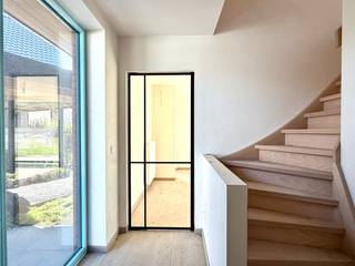 Op zoek naar een instapklare woning in een rustige, kindvriendelijke buurt? Deze prachtig afgewerkte nieuwbouwwoning in Harelbeke combineert comfort, energiezuinigheid en een doordachte indeling.<br /><br />De lichtrijke leefruimte met grote raampartijen vormt het hart van de woning en sluit naadloos aan op een moderne open keuken – ideaal voor gezellige gezinsmomenten . Aansluitend bevindt zich een praktische berging, perfect voor extra opbergruimte en het plaatsen van wasmachine en droogkast.<br /><br />Op de eerste verdieping bevinden zich drie volwaardige slaapkamers. De stijlvolle badkamer is uitgerust met zowel een bad als een aparte douche – pure ontspanning gegarandeerd.<br />Dankzij de zonnepanelen is deze woning niet alleen toekomstgericht maar ook energiezuinig, wat resulteert in een lagere energiefactuur.<br /><br />Troeven op een rij:<br />Rustige, aangename woonwijk<br />Lichtrijke leefruimte met open keuken<br />Handige berging<br />3 slaapkamers op de eerste verdieping<br />Moderne badkamer met bad én douche<br />Zonnepanelen voor extra energie-efficiëntie<br />Regenput van 10.000 liter<br />Mooie oprit met carport<br /><br />Deze prijs is exclusief registratierechten en btw. Aankoop is aan 21% btw op de constructie. De woning wordt nog tot in de puntjes afgewerkt.<br /><br />Mis deze kans niet en maak van deze woning jouw nieuwe thuis in Harelbeke!