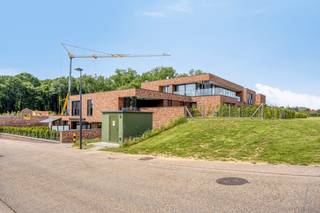 Gelegen in het gezellige Bevingen, op een steenworp van Sint-Truiden en met een uitstekende verbinding naar de rest van de regio, biedt dit gloednieuwe appartement alles wat je van een moderne en energiezuinige woning mag verwachten.<br /><br />Het appartement van circa 90 m² werd gebouwd en voor het eerst bewoond in 2025 en beantwoordt aan alle energienormen met een E-peil van slechts 10, zonnepanelen, vloerverwarming en koeling en een ventilatiesysteem type D.<br /><br />De indeling is doordacht en comfortabel. Via de inkomhal met vestiairekasten bereik je de lichtrijke leefruimte die via een grote raampartij aansluit op het ruime overdekte terras met daarachter de privé tuin. De volledig uitgeruste keuken grenst aan een praktische berging. Via de nachthal ga je naar een apart toilet, een knap ingerichte badkamer met inloopdouche en lavabo, en twee aangename slaapkamers.<br /><br />Wat dit appartement echt onderscheidt, is de buitenruimte. De volledig omheinde privétuin van maar liefst 135 m², het ruime overdekte terras en de grote gemeenschappelijke parktuin achteraan zorgen ervoor dat je heerlijk kan genieten. Daarnaast beschik je over niet één, maar twee ondergrondse autostaanplaatsen en een kelderberging voor extra opslagruimte.<br /><br />Je kan hier een praktisch nieuwbouwappartement kopen aan het verlaagde registratierecht van 2% indien je aan de voorwaarden voldoet.<br /><br />Troeven in een oogopslag:<br /><br />✔ Nieuwbouw 2025, instapklaar<br />✔ E-peil 10, zonnepanelen, vloerverwarming, ventilatie D<br />✔ Privétuin van 135 m²<br />✔ Groot overdekt terras<br />✔ Twee ondergrondse parkeerplaatsen<br />✔ Kelderberging<br />✔ Gemeenschappelijke tuin en fietsenstalling<br />✔ Centrale ligging in Bevingen met vlotte verbinding naar Sint-Truiden<br />✔ Te koop aan registratierechten<br /><br />Is je interesse gewekt? Neem snel contact op voor een bezoek ter plaatse!