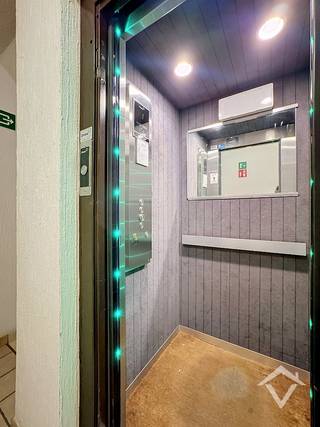 Contacteer ons om dit ruim en instapklaar appartement van 98 m² te ontdekken. Ideaal gelegen tussen het centrum van Harelbeke en Kortrijk. Dankzij de vlotte verbinding met belangrijke invalswegen geniet u hier van een perfecte combinatie van bereikbaarheid en wooncomfort.<br /><br />Indeling:<br />Lift - inkomhal - living - keuken - terras - berging - wasplaats - toilet - badkamer - 2 slaapkamers - grote kelderberging - garage met elektrische poort.<br /><br />De omgeving is recent heraangelegd, wat meer rust en groen met zich meebrengt.<br /><br />Troeven:<br />- Privatieve garage met elektrische poort<br />- Instapklaar en uitstekend onderhouden<br />- Ruime bewoonbare oppervlakte van 98 m²<br />- Topligging te Harelbeke, vlotte bereikbaarheid via belangrijke verbindingswegen<br />- Ruime garage en berging<br /><br />Een unieke kans voor wie zorgeloos wil wonen op een centrale locatie want dit appartement combineert ruimte, comfort én een strategische ligging. Benieuwd naar meer? Contacteer ons vandaag nog!