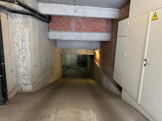  * Gemakkelijk in- en uitrit * Hoogte van de staanplaats: 1,50m * Recent gebouw * Pal in het centrum van Blankenberge...