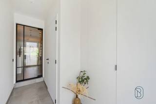 <p></p>
<p>Stijlvol wonen in hartje Avelgem! Mooie nieuwbouwwoning met 3SLK, 2BDK en tuin! Centraal gelegen in de nabijheid van scholen, winkels en openbaar vervoer.<br />Een ideale thuis voor wie comfortabel en energiezuinig wil wonen op een vlot bereikbare locatie.<br />Extra troef: Mogelijkheid tot aankoop aan 6%BTW (indien voldaan aan voorwaarden).</p>
<p>Indeling: inkom met apart toilet, een aangename lichtrijke leefruimte die rechtstreeks uitgeeft op de zuidwestgerichte tuin. De open, volledig geïnstalleerde keuken met kwalitatieve SMEG-toestellen sluit perfect aan op de leefruimte en wordt aangevuld met een praktische berging/wasplaats. Op de eerste verdieping bevinden zich de overloop, moderne badkamer (lavabo en inloopdouche), apart toilet en 2 ruime slaapkamers. De tweede verdieping werd volledig ingericht als een stijlvolle masterbedroom met eigen badkamer (lavabo en inloopdouche) en ruime dressing. Eveneens beschikt de woning over een praktische zolderruimte en een volledig aangelegde tuin.</p>
<p>Troeven: instapklare nieuwbouwwoning, afwerking met kwalitatieve materialen, energiezuinig (A), 7 zonnepanelen, vloerverwarming op aardgas, dubbele beglazing, conforme elektriciteit, mogelijkheid tot aankoop aan 6% BTW</p>
<p>Interesse in deze prachtige woning?<br />Plan vandaag nog uw bezoek via afspraak met Immo Beguin: tessa@immobeguin.be</p>