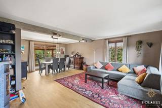 In een rustige, doodlopende straat aan Den Blok 6 in Herent bevindt zich deze verzorgde en instapklare open bebouwing uit 1984, gelegen op een mooi zuidelijk georiënteerd perceel van 7a26ca. De woning geniet van een aangename ligging met veel rust en privacy, terwijl je toch vlot verbinding maakt met Herent, Leuven en de belangrijkste invalswegen. Ook het station van Herent en de nodige voorzieningen bevinden zich op korte afstand.<br /><br />Met een bewoonbare oppervlakte van 193 m² biedt deze woning volop ruimte en comfort. Je beschikt er over drie slaapkamers + bureau, een inpandige garage en een mooie tuin waarin je heerlijk van de zon kunt genieten. Het ruime tuinhuis zorgt bovendien voor heel wat extra bergruimte. De woning is asbestveilig en werd doorheen de jaren goed onderhouden. Dankzij de zonnepanelen en de actieve groene stroomcertificaten is er bovendien een bijzonder interessant energieverhaal: ondanks het huidige EPC-label D, dat mede wordt beïnvloed door de elektrische verwarming en deels aanwezige airconditioning, is het effectieve verbruik bijzonder laag en ontvang je momenteel zelfs nog een maandelijkse opbrengst uit de groene stroomcertificaten.<br /><br />Een verzorgde, ruime en instapklare woning met zonnepanelen, een zonnige tuin en een rustige ligging, ideaal voor wie comfortabel wil wonen in de groene omgeving van Herent.<br /><br />Voor meer informatie bel Marijke op 0489/01.14.96 of mail naar marijke@polares.eu