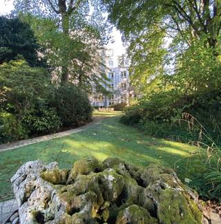 Offices to let in an iconic building in the heart of a magnificent garden, located next to Mongomery.  Close to the E411, E40 and Zaventem...