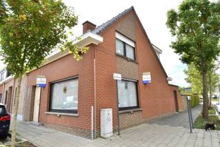 Op een mooie locatie in Gullegem bevindt zich deze charmante gezinswoning op een hoekperceel. Dankzij de gunstige ligging geniet u hier van een vlotte bereikbaarheid, nabijheid van winkels, scholen, openbaar vervoer en belangrijke invalswegen. Bovendien bevindt u zich op korte afstand van het centrum van Gullegem, met alle dagelijkse voorzieningen binnen handbereik.<br /><br />Indeling als volgt:<br />De woning verwelkomt u via een inkomhal met apart gastentoilet. De lichtrijke doorzonleefruimte zorgt voor een aangename woonbeleving en staat in directe verbinding met de geïnstalleerde keuken. Aansluitend bevindt zich een praktische berging, evenals een badkamer op het gelijkvloers uitgerust met een ligbad (met douchemogelijkheid) en lavabo.<br /><br />Op de verdieping treft u 3 volwaardige slaapkamers en een tweede badkamer (nog verder af te werken).<br />Daarnaast is er nog een handige opbergzolder aanwezig.<br /><br />Buiten geniet u van een mooi stukje tuin met een gunstige Zuidwestoriëntatie.<br />Ideaal om volop te profiteren van de namiddag- en avondzon.<br />Een tuinberging biedt extra opslagruimte voor fietsen en tuingerief.<br /><br />Een absolute troef van deze eigendom is de aanwezige garage met bijhorende private autostaanplaats.<br /><br />De woning vraagt om enkele renovatiewerken en modernisering, maar biedt dankzij haar solide structuur bijzonder veel potentieel!<br /><br />Onze ref. DEV5228