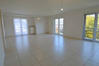 Ruim appartement met garage in het centrum van Gullegem. <br /><br />Inkom, apart toilet, ruime living met aansluitend de keuken en extra berging, 2 slaapkamers met toegang tot het balkon en badkamer met inloopdouche en lavabo met extra opbergruimte. <br /><br />Beneden is een privatieve garage inbegrepen met daarbij een kelderberging en gemeenschappelijke fietsenberging.<br /><br />Huurprijs: 895 EUR/maand + 50 EUR syndic = 945 EUR/maand<br />Adres: Dorpsplein 3/201, 8560 Gullegem<br />Onze referentie: DEV5182