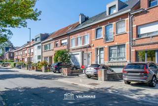 VALIMMAS verhuurt in het volle centrum van Asse deze welgelegen en instapklare woning met garage en tuin....
Het gelijkvloers omvat een inkomhal, een toilet, een salon en een eetkamer met open ingerichte keuken met toegang tot het terras/tuin.
De verdieping herbergt een overloop, een bureel, twee slaapkamers en een badkamer met douche en toilet.
De dakverdieping werd ingericht als een overloop met bureel/kinderkamer en een ruime derde slaapkamer.
De woning is volledig onderkelderd: garage, kelders, wasplaats en tuinberging met toegang naar de tuin.
Instapklaar en uitgerust met alle hedendaags comfort. Elektrische installatie conform AREI (blanco attest 22/04/2024). Prima EPC: 201 kWh/m² - energielabel C.
Mooi en residentieel gelegen in volle centrum (zone 30), met alle centrumfuncties binnen handbereik: winkels, scholen, Markt, openbaar vervoer, bushaltes en station, sportcomplex,....
+++++++++++
Bezoekmoment inplannen? Dat kan eenvoudig via onze website www.valimmas.be. Klik vervolgens op de blauwe knop "BEZOEK DIT PAND" bij het pand van je keuze. Let op: afspraken maken kan enkel nog online.
+++++++++++