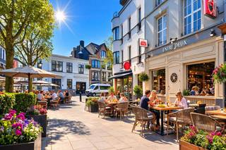 Op deze commerciële toplocatie van Eeklo wacht dit sfeervolle handelspand met zijn commerciële ligging op zijn nieuwe eigenaar.
In het hart van de bruisende winkelstraat van Eeklo, net voorbij de Markt, op het gezellige Ledeganckplein, wacht deze prachtige brasserie of café op een gepassioneerde ondernemer. Dit pand, bestaande uit drie verdiepingen geniet een unieke locatie waar u uw gasten kan verwennen met culinaire hoogstandjes, klassiekers of jouw eigen gastronomische creaties.
Dit handelspand ligt in rechte lijn nabij de Markt van Eeklo, waar de wekelijkse markt plaats vindt.
Op het gelijkvloers vindt u een sfeervolle "wine and dine" ruimte, een stijlvolle bar, een ruim terras voor de zaak, een volledig uitgeruste keuken, extra bergruimtes, vestiaire, een stadstuin en een garage met toegang - uitgang via de Koning Albertstraat.
De eerste verdieping baadt in een overvloedig natuurlijk licht dankzij de grote glaspartijen en de stijlvolle, warme inrichting. Hier heeft u de mogelijkheid om met extra couverts uit te pakken.
Op deze verdieping bevinden zich ook aparte dames -en herentoiletten.
De tweede verdieping bestaat uit een grote zolderruimte, verdeeld in twee delen, waarbij zich in het achterste deel de badkamer bevindt.
Deze ruimte kan u omtoveren tot vergader - of feestzaal, waardoor u extra inkomsten kan genereren.
Een extra troef is de ruime, droge kelder, eveneens met opbergmogelijkheden.
Bent u de ondernemer die dit pand nieuw leven inblaast?
Plan een bezoek en ontdek de mogelijkheden! Bel ons via het nummer 09 336 16 15 of mail ons via info@vastgoedunicum.be.
Wij helpen u graag verder!