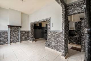 <strong>Charmante woning met 3 à 4 slaapkamers in het hart van Borgerhout</strong><br /><br />In het hart van Borgerhout, op een steenworp van winkels, scholen en openbaar vervoer, bevindt zich deze charmante en ruime woning. Dankzij de gunstige ligging vormt dit pand niet alleen een fijne gezinswoning, maar ook een interessante investering voor wie op zoek is naar een opbrengsteigendom met potentieel.<br /><br />Op het gelijkvloers kom je binnen in een gezellige leefruimte met open keuken, waar voldoende plaats is voor zowel een eet- als zithoek. De ruimte geniet van aangename lichtinval en sluit naadloos aan op een praktische wasplaats met aansluitingen voor wasmachine en droogkast. Verder vind je er ook een aparte technische ruimte en een gastentoilet. Op de eerste verdieping bevindt zich een ruime slaapkamer met dubbele beglazing in PVC, een comfortabele badkamer met ligbad en een apart nachttoilet. De tweede verdieping telt drie slaapkamers. Deze kamers kunnen dienen als kinderkamers, bureauruimte of hobbyruimte. Met enkele aanpassingen kan hier bovendien een ruime hoofdslaapkamer worden gecreëerd aangevuld met een extra kamer onder het dak.<br /><br />Met haar centrale ligging, praktische indeling en vele mogelijkheden biedt deze woning een mooie balans tussen wonen en investeren. Of je nu op zoek bent naar een gezellige gezinswoning of naar een interessant opbrengsteigendom, deze eigendom in Borgerhout is zeker het ontdekken waard.