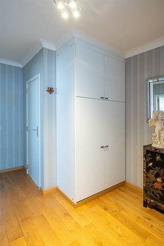 <p><span>Ligging:</span></p><p><span> </span></p><p><span>Zeer verzorgd en licht hoekappartement  op de 6° verdieping van een gebouw met lift, centraal gelegen te Deurne-zuid met alle voorzieningen in de directe omgeving.</span></p><p><span> </span></p><p><span>Indeling:</span></p><p><span> </span></p><p><span>Inkomhal met veiligheidsdeur en vestiairekast, ruime en lichte woonkamer met een mooie parket plankenvloer, een sierhaard en breed schuifraam naar het voorste terras (voorzien van elektrisch bediende zonnetent), recente, tijdloze en zeer degelijke keuken met toestellen, volledig vernieuwde badkamer met inloopdouche en toilet, apart (gasten)toilet, 3 ruime slaapkamers waarvan 2 (achteraan) met toegang tot het achterste terras. Het brede terras is oost gericht voor de ochtend- en middagzon.</span></p><p><span>In de kelder van het gebouw is er een ruime individuele berging (3x2 m) en is er een gemeenschappelijke fietsenstalling.</span></p><p><span> </span></p><p><span>Technische kenmerken:</span></p><p><span> </span></p><p><span>EPC Label B (geen renovatieplicht), (originele) aluminium ramen met dubbele beglazing en (achteraan) met rolluiken, teras met zonnetent, elektriciteit conform, dak gebouw geïsoleerd</span></p>