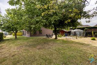Zeer solide te renoveren woning met grote tuin te koop in Dendermonde!<br />Deze ruime woning biedt een enorm potentieel.<br />De woning beschikt op het gelijkvloers over een ruime woonkamer, keuken, berging, wasplaats en ruime garage.<br />De eerste verdieping biedt 3 ruime kamers en een badkamer.<br />Voor de woning is de renovatieplicht van toepassing.<br />De grote tuin is een extra troef.<br />Graag een bezoek ter plaatse? <br />Contacteer Tom op 0471 59 40 43 of mail naar tom@cornelis-goeman.be