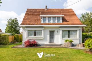 <p><span><span>Perfect onderhouden woning op ideale ligging!</span></span></p><p><span><span> </span></span></p><p><span><span>Belangrijkste troeven:</span></span></p><p><span><span>- Perfect onderhouden</span></span></p><p><span><span>- Verrassend ruim met toffe indeling</span></span></p><p><span><span>- Zeer mooie leefruimte en ruime keuken</span></span></p><p><span><span>- Badkamer reeds vernieuwd</span></span></p><p><span><span>- Leuke veranda en praktische garage en tuinberging</span></span></p><p><span><span>- Volledig onderkelderd</span></span></p><p><span><span>- TOP-ligging: op wandelafstand van centrum in zeer rustige straat</span></span></p><p><span><span> </span></span></p><p><span><i><span>Bekijk zeker ook onze grondplannen met de afmetingen. Zo krijgt u van thuis uit al een perfect beeld van wat deze woning te bieden heeft!</span></i></span></p><p><span><span>Wenst u meer info of een vrijblijvende bezichtiging, contacteer dan ons kantoor op het nummer 014 39 99 99 en wij helpen u graag verder.</span></span></p>