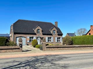 Charmante, authentieke gezinswoning met 4 slaapkamers en groene tuin nabij centrum Peer<br /><br />Op een gunstige ligging, net buiten het centrum van Peer, bevindt zich deze charmante en authentieke woning boordevol karakter. Dankzij de vlotte verbindingen en de nabijheid van scholen en winkels vormt deze woning de ideale thuisbasis voor gezinnen.<br /><br />De woning straalt meteen warmte en gezelligheid uit. Op het gelijkvloers geniet u van een aangename leefruimte, bestaande uit een woonkamer en eetkamer waar het heerlijk vertoeven is. De keuken sluit hier mooi op aan en biedt mogelijkheden om ze naar eigen smaak in te richten. Verder vindt u op deze verdieping nog een handige berging, een apart toilet en een garage.<br /><br />Op de eerste verdieping zijn er maar liefst vier slaapkamers, ideaal voor een gezin of voor wie extra ruimte zoekt voor een bureau of hobbykamer. Daarnaast is er een badkamer, een extra berging en een tweede toilet.<br /><br />Ook beschikt de woning over een kelder die voor extra opbergruimte zorgt.<br /><br />Buiten geniet u van een aangename, groene tuin waar rust en privacy centraal staan – perfect om te ontspannen of te genieten van het buitenleven.<br /><br />Een ideale woning voor wie op zoek is naar ruimte, charme en een goede ligging. Kom gerust zelf de sfeer ontdekken!<br /><br />Voor meer info, vragen of om een bezichtiging in te plannen, kan u contact opnemen via 0479/56.35.66.